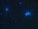 Ein kleiner Ausschnitt des Virgo-Galaxienhaufens im Sternbild Jungfrau, aufgenommen vom Weltraumteleskop WISE. Die grünlichen Punkte sind Spuren von Asteroiden in unserem Sonnensystem, deren Bewegungen sich vor dem fernen Hintergrund abzeichnen. (NASA / JPL-Caltech / UCLA)