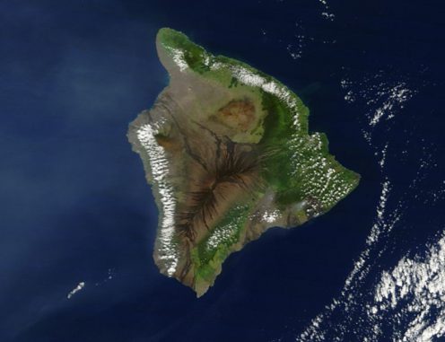 Satellitenbild der Insel Hawaii. Der Vulkan Kilauea befindet sich etwas landeinwärts im südöstlichen Teil der Insel. (NASA / Goddard Space Flight Center)