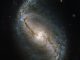 NGC 986 ist eine Balkenspiralgalaxie in etwa 56 Millionen Lichtjahren Entfernung. Sie liegt im Sternbild Chemischer Ofen. (ESA / Hubble & NASA)