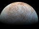 Die faszinierende Oberfläche des Jupitermondes Europa wird in dieser neubearbeiteten Farbansicht hervorgehoben. Das Bild basiert auf Bildern, die die NASA-Sonde Galileo in den späten 1990er Jahren machte. (NASA / JPL-Caltech / SETI Institute)