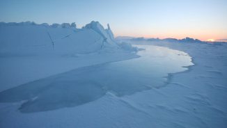 Die Flut erreicht eine Eisfläche in Grönland. (National Snow and Ice Data Center / Andy Mahoney)