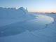 Die Flut erreicht eine Eisfläche in Grönland. (National Snow and Ice Data Center / Andy Mahoney)