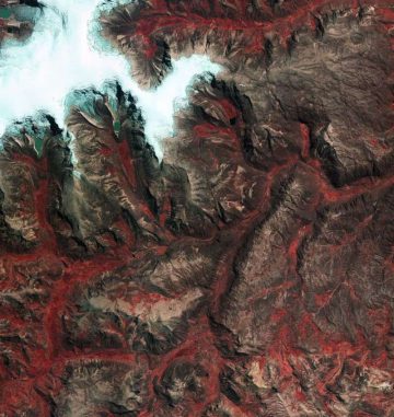 Die Quelccaya-Eiskappe in den peruanischen Anden, aufgenommen vom Satelliten Kompsat-2. (KARI / ESA)