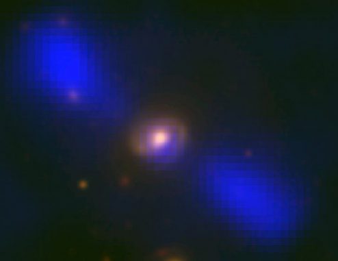 Dieses Bild der Galaxie J1649+2635 basiert auf Radiodaten und optischen Daten. Die optischen Daten sind in Gelb dargestellt. Die Radiodaten sind blau gekennzeichnet und zeigen die großen Jets. (Mao et al., NRAO / AUI / NSF, Sloan Digital Sky Survey) Dieses Bild der Galaxie J1649+2635 basiert auf Radiodaten und optischen Daten. Die optischen Daten sind in Gelb dargestellt. Die Radiodaten sind blau gekennzeichnet und zeigen die großen Jets. (Mao et al., NRAO / AUI / NSF, Sloan Digital Sky Survey)