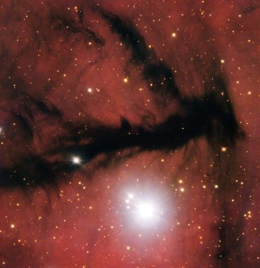 Diese Aufnahme des Very Large Telescope (VLT) zeigt eine Dunkelwolke in der Sternentstehungsregion Gum 15. (ESO)