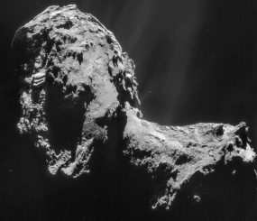 Mosaikaufnahme des Kometen 67P/Churyumov-Gerasimeko. Das Mosaik besteht aus vier einzelnen NAVCAM-Bildern, die am 20. November 2014 aus einer Entfernung von 31 Kilometern aufgenommen wurden. Die Auflösung beträgt drei Meter pro Pixel. (ESA / Rosetta / NAVCAM)