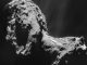 Mosaikaufnahme des Kometen 67P/Churyumov-Gerasimeko. Das Mosaik besteht aus vier einzelnen NAVCAM-Bildern, die am 20. November 2014 aus einer Entfernung von 31 Kilometern aufgenommen wurden. Die Auflösung beträgt drei Meter pro Pixel. (ESA / Rosetta / NAVCAM)