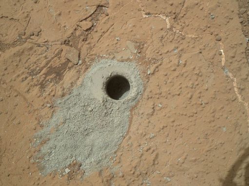Der Bohrer an Bord des Marsrovers Curiosity bohrte ein Loch in den Stein namens Cumberland. Die Analyse des Gesteinspulvers belegte die Präsenz organischer Substanzen, die noch nicht genau identifiziert wurden. (NASA / JPL-Caltech / MSSS)