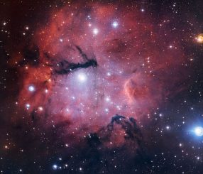 Diese Weitfeldansicht der Sternentstehungsregion Gum 15 stammt vom MPG/ESO 2,2-Meter-Teleskop der Europäischen Südsternwarte in Chile. (ESO)
