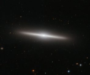 Hubble-Aufnahme der linsenförmigen Galaxie IC 335. (ESA / Hubble & NASA)