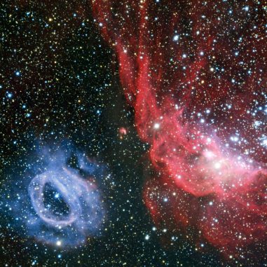 Diese Aufnahme von NGC 2020 (links) und NGC 2014 (rechts) in der Großen Magellanschen Wolke wurde vom Very Large Telescope in Chile gemacht. (ESO)