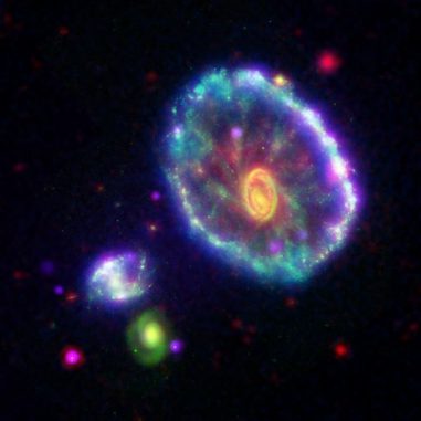 Die Wagenradgalaxie. Das Bild basiert auf Daten der Weltraumteleskope, Chandra, Spitzer, GALEX und Hubble. (NASA / JPL-Caltech)