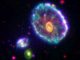 Die Wagenradgalaxie. Das Bild basiert auf Daten der Weltraumteleskope, Chandra, Spitzer, GALEX und Hubble. (NASA / JPL-Caltech)