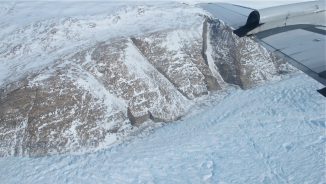 Ein Gletscher im Osten Grönlands, fotografiert von Bord eines P-3-Flugzeugs der Operation IceBridge im April 2014. (NASA / Jim Yungel)