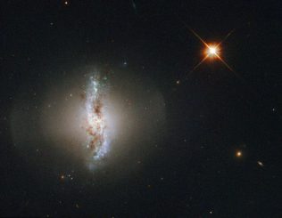 Die ungewöhnliche Galaxie Arp 230, aufgenommen vom Weltraumteleskop Hubble. (ESA / Hubble & NASA; Acknowledgement: Flickr user Det58)