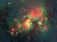 Teilnehmer des internetbasierten Milky Way Project rückten Sternentstehungsstrukturen, sogenannte gelbe Kugeln, in den Fokus von Wissenschaftlern. Sie stellten sich später als eine Phase intensiver Sternentstehung heraus. (NASA / JPL-Caltech)