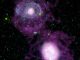 Die Galaxien NGC 4625 (oben) und NGC 4618 (unten) auf einem Kompositbild aus Daten des GALEX, des Digitized Sky Survey und des Westerbork Synthesis Radio Telescope. (NASA / JPL-Caltech / Carnegie Observatories / WSRT)