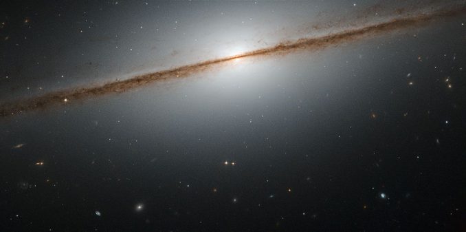 Die Spiralgalaxie NGC 7814, hier aufgenommen vom Weltraumteleskop Hubble, trägt den Spitznamen Kleiner Sombrero in Anlehnung an die ähnlich aussehende Sombrerogalaxie. (ESA / Hubble & NASA; Acknowledgement: Josh Barrington)