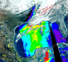 Satellitenbild der südöstlichen Vereinigten Staaten, Zentralamerika und dem Golf von Mexiko vom 27. April 2011. Tornadoschneisen vom 26.-28. April sind als rote Linien markiert. Gelbe Gebiete kennzeichnen Feuer. Rauchteilchen in der Luft werden in rot (viel) bis violett (wenig) dargestellt. (Imagery courtesy of Brad Pierce, NOAA Satellite and Information Service Center for Satellite Applications and Research)