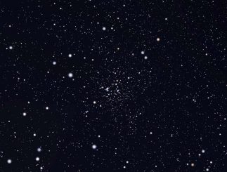 Der Sternhaufen NGC 6819. Astronomen haben die Rotationsperioden von 30 sonnenähnlichen Sternen in diesem Sternhaufen gemessen, um die genutzten Kalibrierungen zu verfeinern. (Harvard-Smithsonian Center for Astrophysics)
