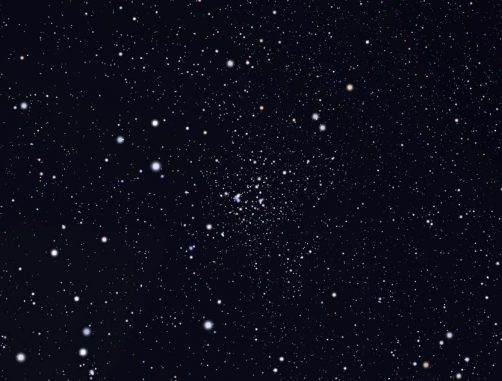 Der Sternhaufen NGC 6819. Astronomen haben die Rotationsperioden von 30 sonnenähnlichen Sternen in diesem Sternhaufen gemessen, um die genutzten Kalibrierungen zu verfeinern. (Harvard-Smithsonian Center for Astrophysics) Der Sternhaufen NGC 6819. Astronomen haben die Rotationsperioden von 30 sonnenähnlichen Sternen in diesem Sternhaufen gemessen, um die genutzten Kalibrierungen zu verfeinern. (Harvard-Smithsonian Center for Astrophysics)