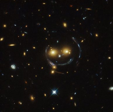 Hubble-Aufnahme des Galaxienhaufens SDSS J1038+4849. (NASA & ESA; Acknowledgement: Judy Schmidt (geckzilla.org)) Hubble-Aufnahme des Galaxienhaufens SDSS J1038+4849. (NASA & ESA; Acknowledgement: Judy Schmidt (geckzilla.org))
