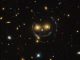 Hubble-Aufnahme des Galaxienhaufens SDSS J1038+4849. (NASA & ESA; Acknowledgement: Judy Schmidt (geckzilla.org))