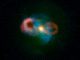 Kompositbild der Teacup-Galaxie. Grüne Farben zeigen Sternlicht, blaue zeigen das Gas und rote/gelbe Farben kennzeichnen die Radioemissionen. Die hellen Bereiche in der Bildmitte zeigen, wo die Jets von dem Schwarzen Loch erzeugt werden und auf das umgebende Gas treffen. (C. Harrison, A. Thomson; Bill Saxton, NRAO / AUI / NSF; NASA)
