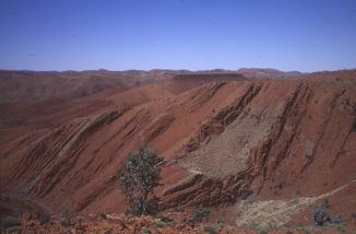 Sedimentgesteine im Nordwesten Australiens. Einige der untersuchten Proben stammen von dort und enthalten chemische Hinweise auf Stickstofffixierung durch Mikroben. (R. Buick / UW)