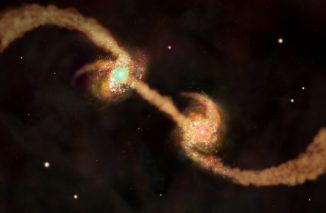 Diese Illustration zeigt zwei Spiralgalaxien, die jeweils ein supermassives Schwarzes Loch in ihrem Zentrum besitzen. Sie befinden sich in einem Kollisions- und anschließendem Verschmelzungsprozess, wodurch eine elliptische Galaxie entsteht. Halos aus Dunkler Materie beeinflussen diesen Prozess und das Wachstum der supermassiven Schwarzen Löcher. (NASA / CXC / M.Weiss)