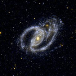 Ultraviolettbild des interagierenden Galaxienpaars NGC 1097 und NGC 1097A, aufgenommen vom Galaxy Evolution Explorer (GALEX). (NASA / JPL-Caltech / SSC)