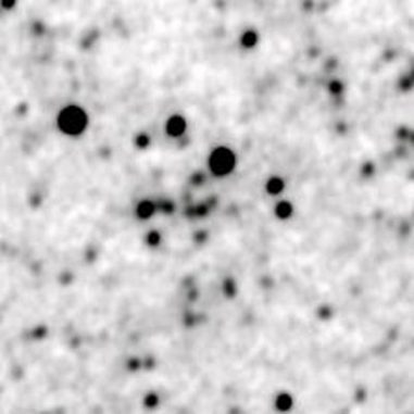 Ein Negativbild des neu entdeckten Sternhaufens Camargo 438. Der Sternhaufen ist etwa 16.000 Lichtjahre entfernt, der Bildausschnitt hat damit eine Breite von 24 Lichtjahren. Die schwarzen Punkte sind einzelne Sterne. (D. Camargo / NASA / WISE)