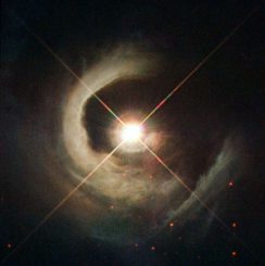 Der Reflexionsnebel um den Stern V1331 Cyg, aufgenommen vom Weltraumteleskop Hubble. (ESA / Hubble, NASA, Karl Stapelfeldt (GSFC), B. Stecklum and A. Choudhary (Thüringer Landessternwarte Tautenburg, Germany))