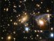 Die Gravitation eines massereichen Galaxienhaufens führt zu den hier gekennzeichneten Mehrfachbildern einer Supernova-Explosion. (NASA, ESA, and S. Rodney (JHU) and the FrontierSN team; T. Treu (UCLA), P. Kelly (UC Berkeley), and the GLASS team; J. Lotz (STScI) and the Frontier Fields team; M. Postman (STScI) and the CLASH team; and Z. Levay (STScI))