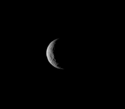 Der Zwergplanet Ceres, aufgenommen am 1. März 2015 von der Raumsonde Dawn, nur wenige Tage bevor sie die Umlaufbahn um den bisher unerforschten Zwergplaneten erreichte. Das Bild wurde aus einer Entfernung von etwa 48.000 Kilometern aufgenommen. (NASA / JPL-Caltech / UCLA / MPS / DLR / IDA)