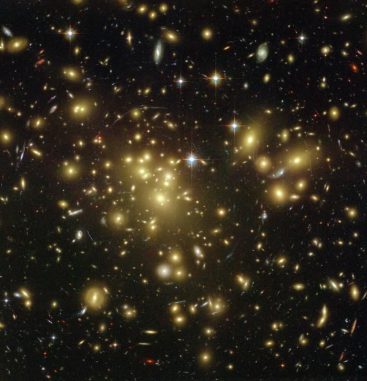 Abell 1689 ist einer der massereichsten bekannten Galaxienhaufen. Das heiße Gas in diesem und anderen Galaxienhaufen verzerrt die Form des kosmischen Mikrowellenhintergrunds. Neue Ergebnisse über diese Verzerrungen bestätigen vorherige Schlussfolgerungen und bringen einige rätselhafte Diskrepanzen ans Licht. (NASA, Benitez, Broadhurst, Ford, Clampin, Hartig, Illingworth, and the ACS Science Team and ESA)