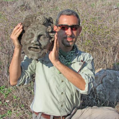 Dr. Michael Eisenberg mit der neu entdeckten Bronzemaske. (Image courtesy of University of Haifa)