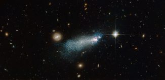Die blaue, kompakte Zwerggalaxie SBSG 1415+437, aufgenommen vom Weltraumteleskop Hubble. (ESA / Hubble & NASA; Acknowledgement: Alessandra Aloisi (STScI) and Nick Rose)