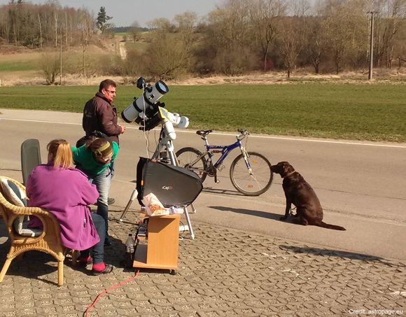 Passanten bei der Sonnenbeobachtung. (astropage.eu)