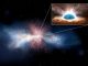 Künstlerische Darstellung einer Galaxie, die ihres interstellaren Gases durch starke Abströmungen beraubt wird. Neue Beobachtungen haben einen Wind identifiziert, der von der Akkretionsscheibe eines Schwarzen Lochs ausgeht und solche Abströmungen erzeugt (kleines Bild). (ESA / ATG Medialab)
