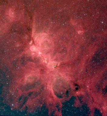 Infrarotbild des Katzenpfotennebels NGC 6334, aufgenommen vom Weltraumteleskop Spitzer. Eine neue Studie über den Nebel ergab, dass Magnetfelder die Sternentstehung auf mehreren Entfernungsskalen beeinflussen, von hunderten Lichtjahren bis zum Bruchteil eines Lichtjahrs. (S. Willis (CfA); NASA / JPL-Caltech / SSC)