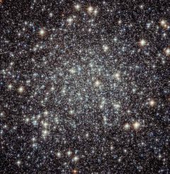 Messier 22, ein Kugelsternhaufen im Sternbild Schütze, aufgenommen vom Weltraumteleskop Hubble. (ESA / Hubble & NASA)