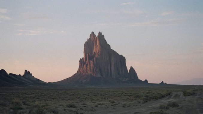 Shiprock (New Mexico) liegt in der Four Corners Region, wo aus dem Weltraum ein atmosphärischer Methan-Hotspot beobachtet werden kann. Derzeit befinden sich Wissenschaftler in dem Gebiet, um das Phänomen zu untersuchen. (Wikimedia Commons)