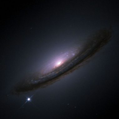 Hubble-Aufnahme der Galaxie NGC 4526 mit der Supernova SN 1994D unten links. (NASA / ESA, The Hubble Key Project Team and The High-Z Supernova Search Team)