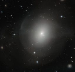 NGC 2865, aufgenommen vom Weltraumteleskop Hubble. (ESA / Hubble & NASA; Acknowledgement: Judy Schmidt)
