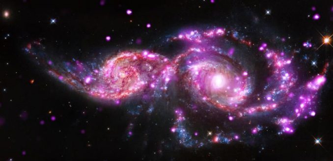 Die beiden Galaxien NGC 2207 und IC 2163, basierend auf Daten der Weltraumteleskope Chandra, Hubble und Spitzer. (NASA / CXC / SAO / STScI / JPL-Caltech)