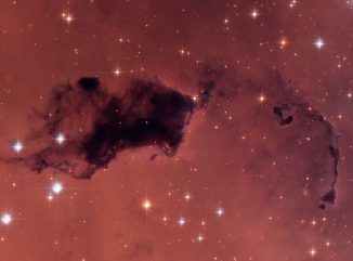 Auf dieser Hubble-Aufnahme sind dunkle Knoten aus Gas und Staub zu sehen, sogenannte Bok-Globulen. Dabei handelt es sich um dichte Taschen in größeren Molekülwolken. Ähnliche Inseln im jungen Universum könnten so viel Wasserdampf enthalten haben, wie wir heute in unserer Galaxie finden, obwohl sie tausendmal weniger Sauerstoff aufweisen. (NASA, ESA, and The Hubble Heritage Team)