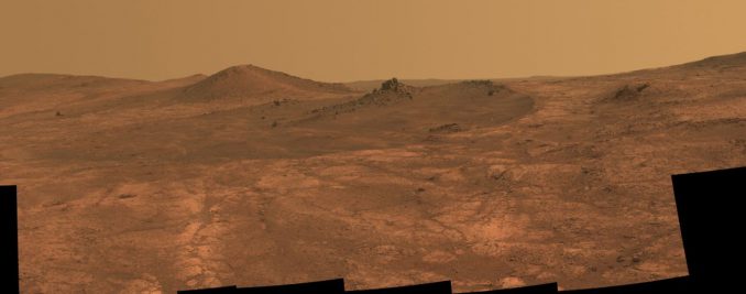 Die Pancam des Mars Exploration Rovers Opportunity hat dieses Mosaikbild des länglichen Kraters Spirit of St. Louis gemacht. Auffällig ist die 2-3 Meter hohe Felsnadel in der Bildmitte. (NASA / JPL-Caltech / Cornell Univ. / Arizona State Univ.)