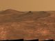 Die Pancam des Mars Exploration Rovers Opportunity hat dieses Mosaikbild des länglichen Kraters Spirit of St. Louis gemacht. Auffällig ist die 2-3 Meter hohe Felsnadel in der Bildmitte. (NASA / JPL-Caltech / Cornell Univ. / Arizona State Univ.)