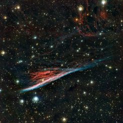 Der Bleistiftnebel ist Teil des Vela-Supernova-Überrests. Das Bild wurde vom MPG/ESO 2,2-Meter-Teleskop gemacht und zeigt die Emissionen von ionisiertem Sauerstoff (blau) und Wasserstoff (rot). (ESO)